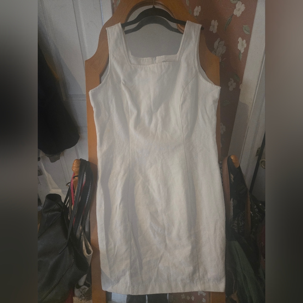 Elegant White Sleeveless Dress